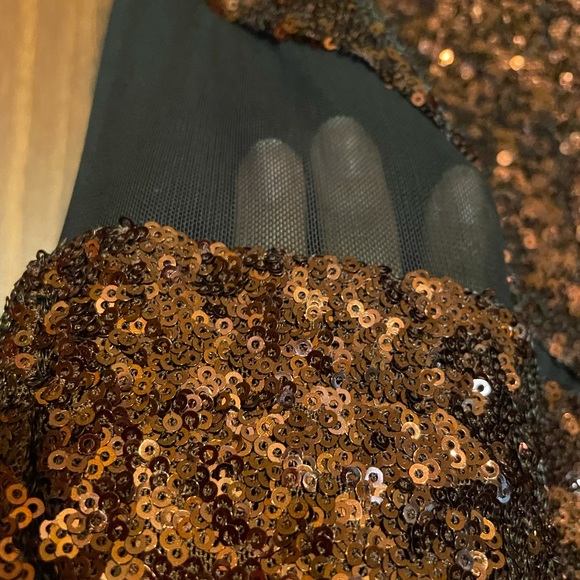 Mini Sequined party dress. Bronze / Black - Picture 6 of 7
